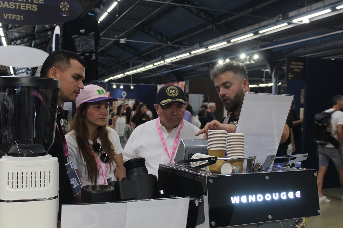 Démonstration sur machine Wendougee devant plusieurs visiteurs attentifs