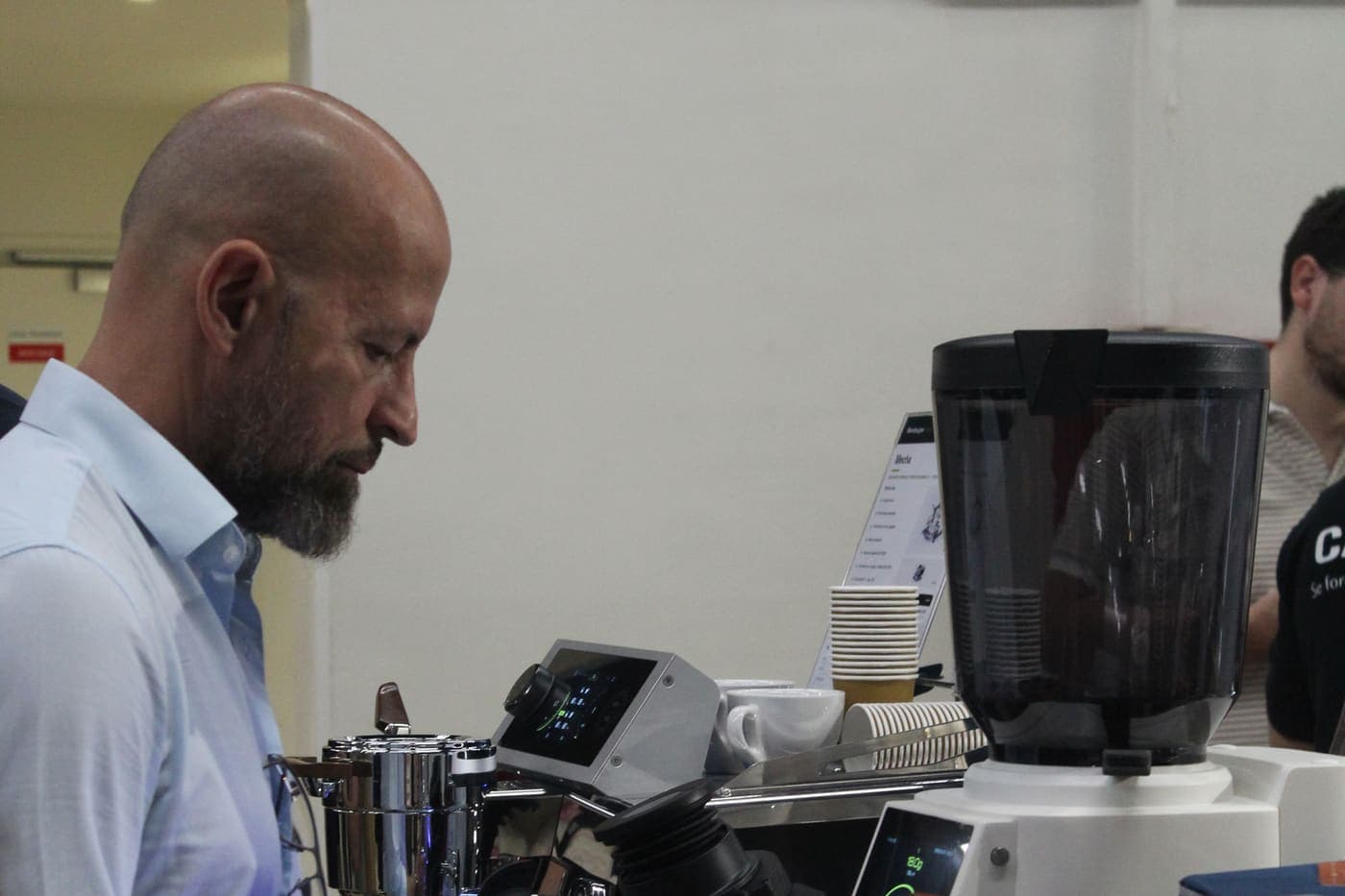 Formateur CAMPUS au poste, entre moulin et machine espresso